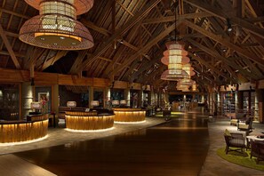 Lobby lounge, ocean views, open daily - Sheraton New Caledonia Deva Spa & Golf Resort (Bourail)