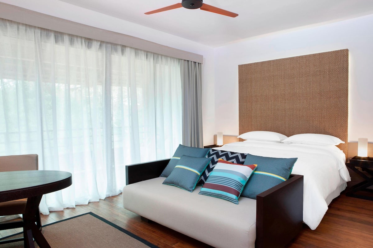 1 bedroom, premium bedding, minibar, in-room safe