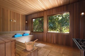 Salas de tratamiento para parejas, sauna y tina de hidromasaje 