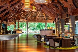 Lobby lounge, ocean views, open daily - Sheraton New Caledonia Deva Spa & Golf Resort (Bourail)