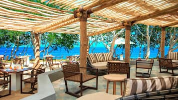 Trên bãi biển, cát trắng, ghế dài tắm nắng, khăn tắm biển