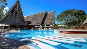 Piscine extérieure, parasols de plage, chaises longues