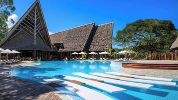 Hồ bơi ngoài trời, dù/ô trên bãi biển/hồ bơi, ghế dài tắm nắng