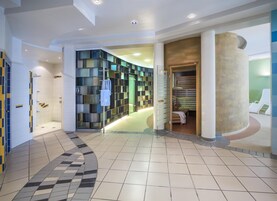 Salas de tratamiento para parejas, un sauna, una bañera de hidromasaje