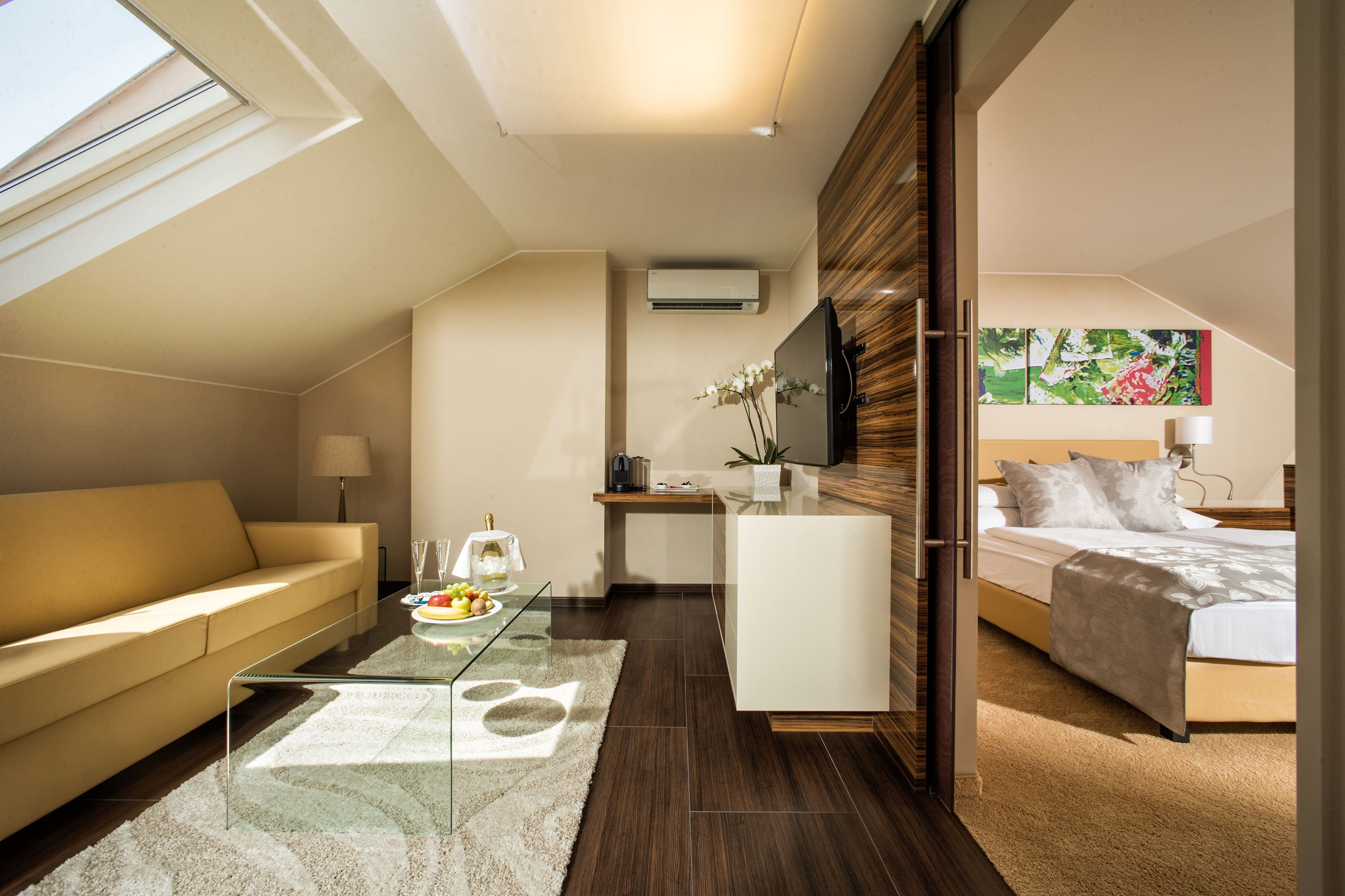 Suite (Contessa) | Área de sala de estar | Televisión de pantalla plana y películas con cargo 