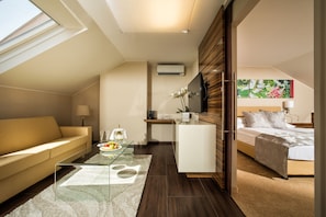 Suite (Contessa) | Living area | Flat-screen TV, pay films