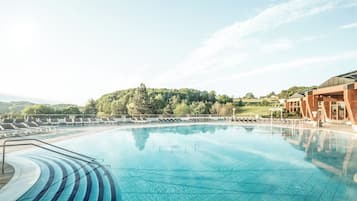 Couples treatment rooms, sauna, hot tub, body treatments, facials