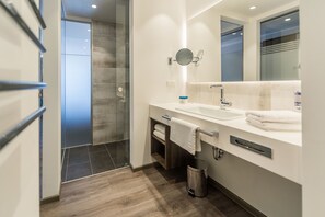 Double Room (Typ C) | Bathroom | Free toiletries, hair dryer, bathrobes, towels