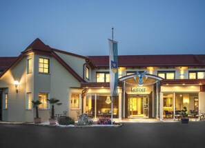 Front of property – evening/night - Thermalhotel Leitner (Loipersdorf bei Fuerstenfeld)