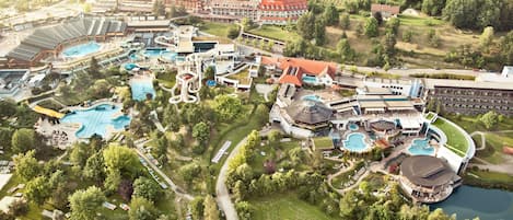 Hypo-allergenic bedding, minibar, in-room safe, free WiFi