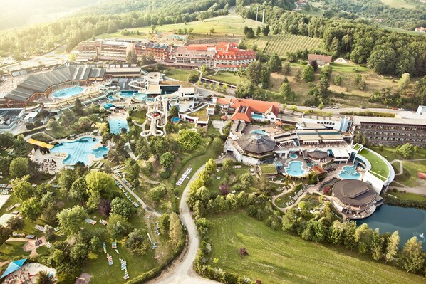 Hypo-allergenic bedding, minibar, in-room safe, free WiFi