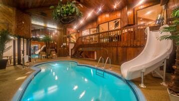 Suite Deluks, 1 Tempat Tidur King, kolam renang pribadi | Kolam renang indoor