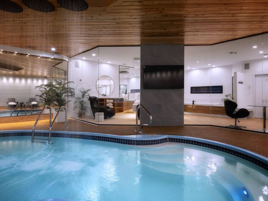 Room, 1 King Bed, Jetted Tub | Down duvets, individually furnished, free WiFi, bed sheets