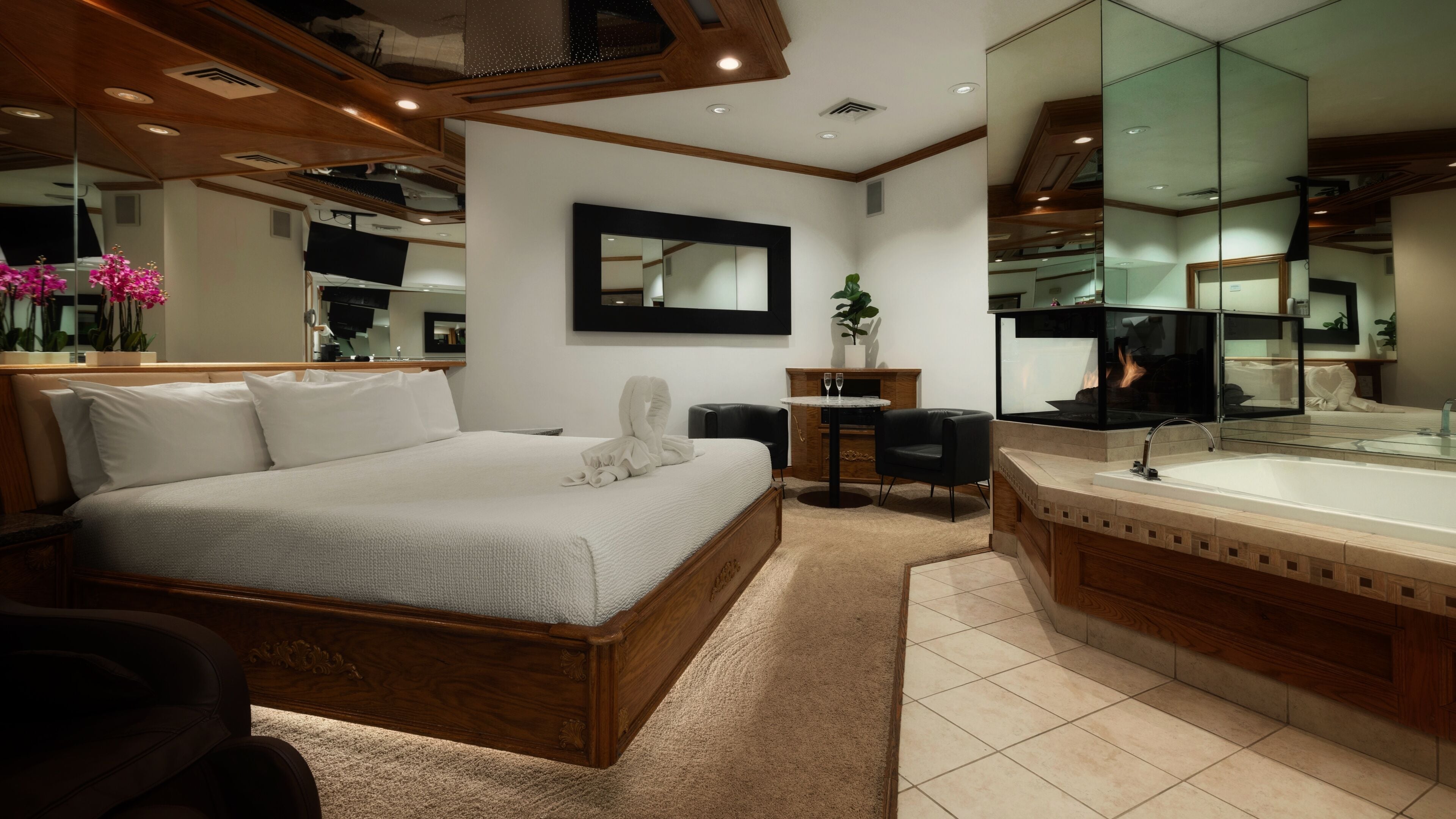 Deluxe Room, 1 King Bed, Jetted Tub