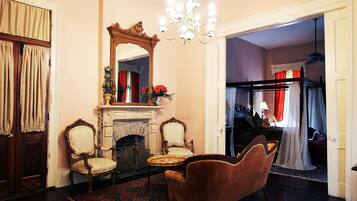 Honeymoon Suite | Living area