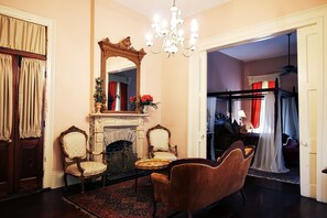 Honeymoon Suite | Living area