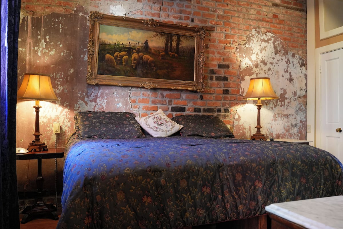 Petite Maison, 2 Bedrooms | Individually decorated, individually furnished, blackout drapes