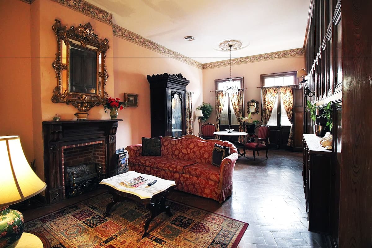 Creole Cottage | Wohnbereich | 32-Zoll-Flachbildfernseher mit Kabelempfang, Fernseher