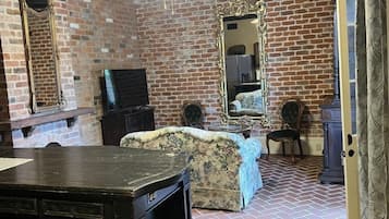 Habitación | Área de sala de estar | Televisión de pantalla plana de 32 pulgadas con canales por cable
