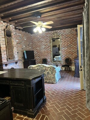 Sister Mansion, The Back House | Área de sala de estar | Televisión de pantalla plana de 32 pulgadas con canales por cable