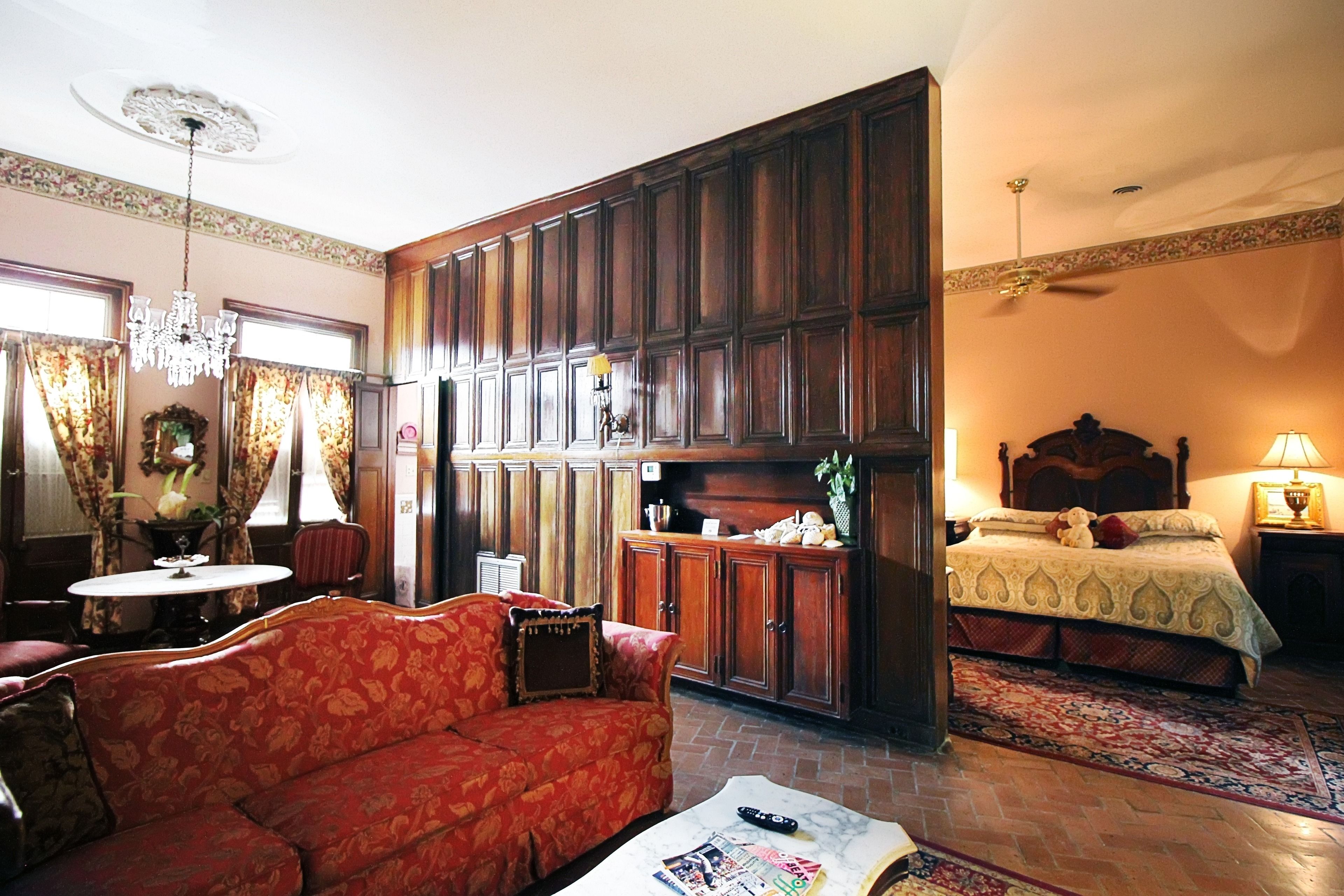 creole cottage | living area | 32-inch flat-screen tv with cable channels, tv