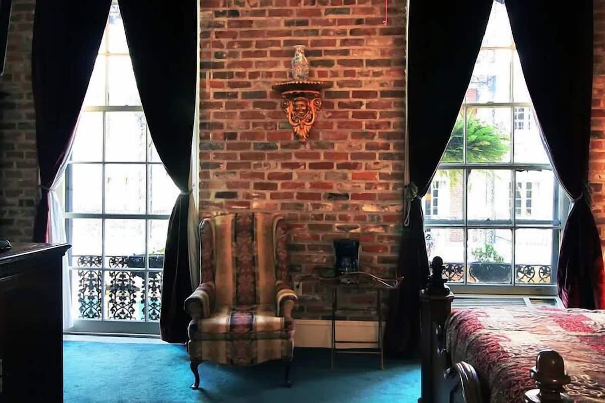 balcony queen | 1 bedroom, individually decorated, individually furnished