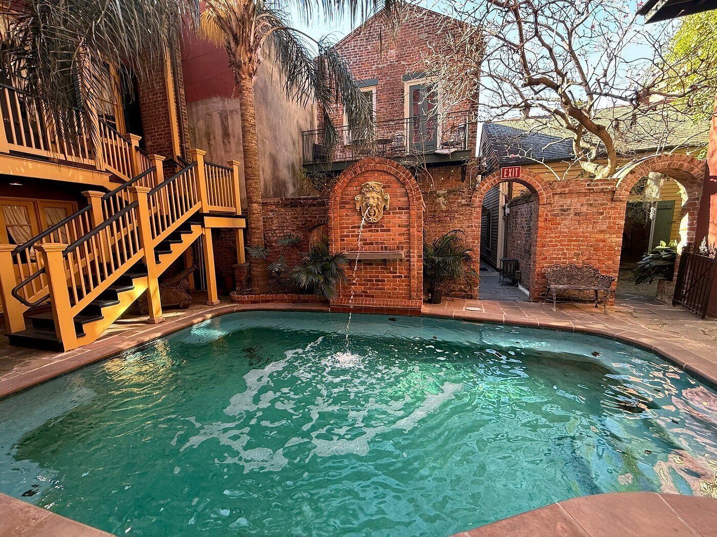 สระว่ายน้ำกลางแจ้ง, เก้าอี้อาบแดดริมสระ