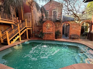 Outdoor pool, pool loungers - The Olivier House Hotel (New Orleans)