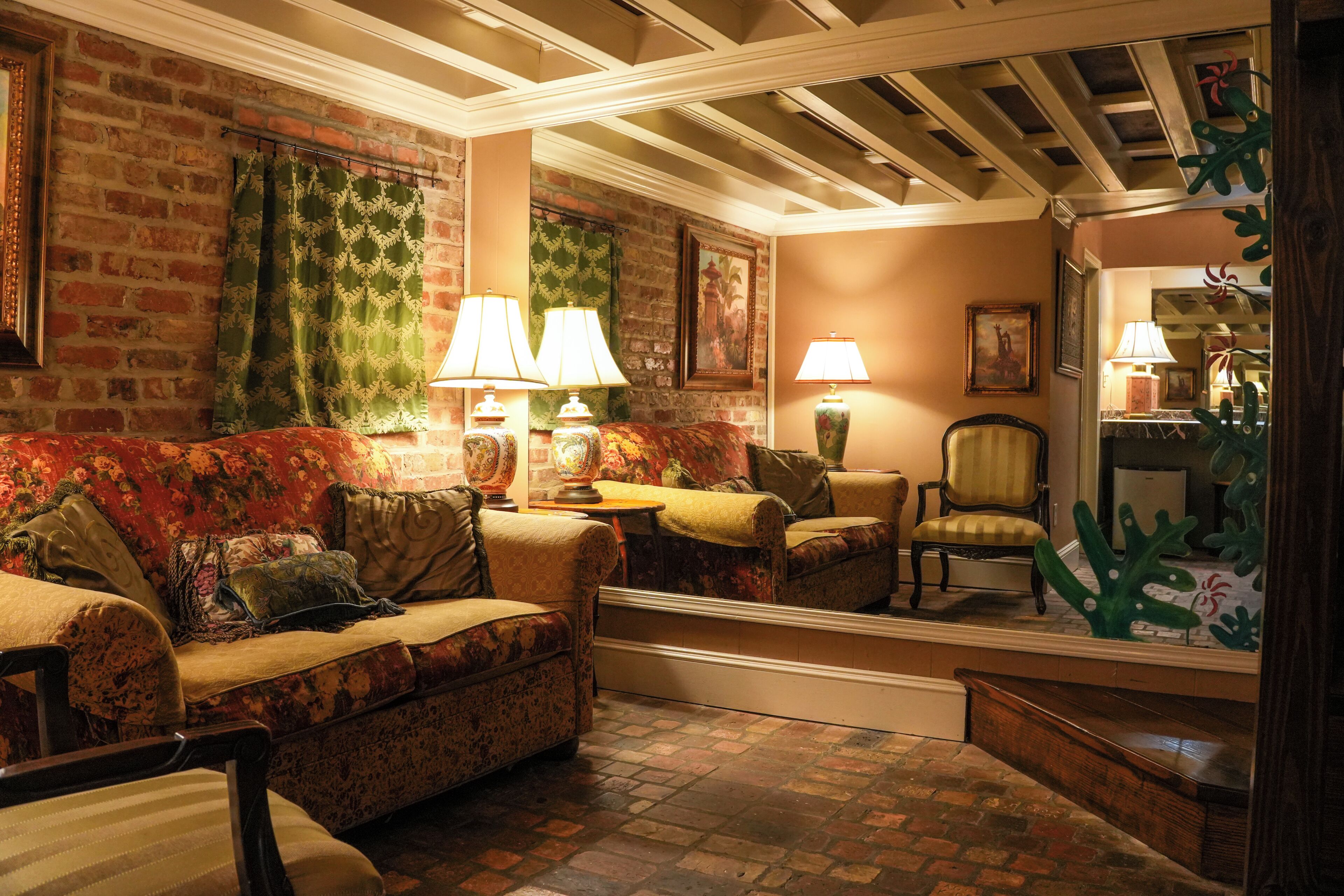 Junior Studio Suite, 1 King Bed, Courtyard View | Living area