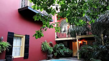 Alberca al aire libre y camastros