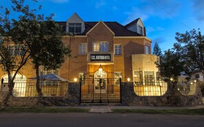 Vista frontal de la propiedad