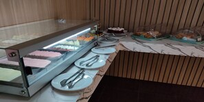Un espace buffet proposant une variété de plats et d'ustensiles.