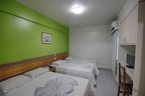 Habitación cuádruple | Minibar, sistema de insonorización, ropa de cama