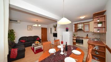 Apartamento, 2 quartos, terraço (up to 4 people) | Cozinha privada | Geladeira grande, micro-ondas, cooktop, máquina de café expresso