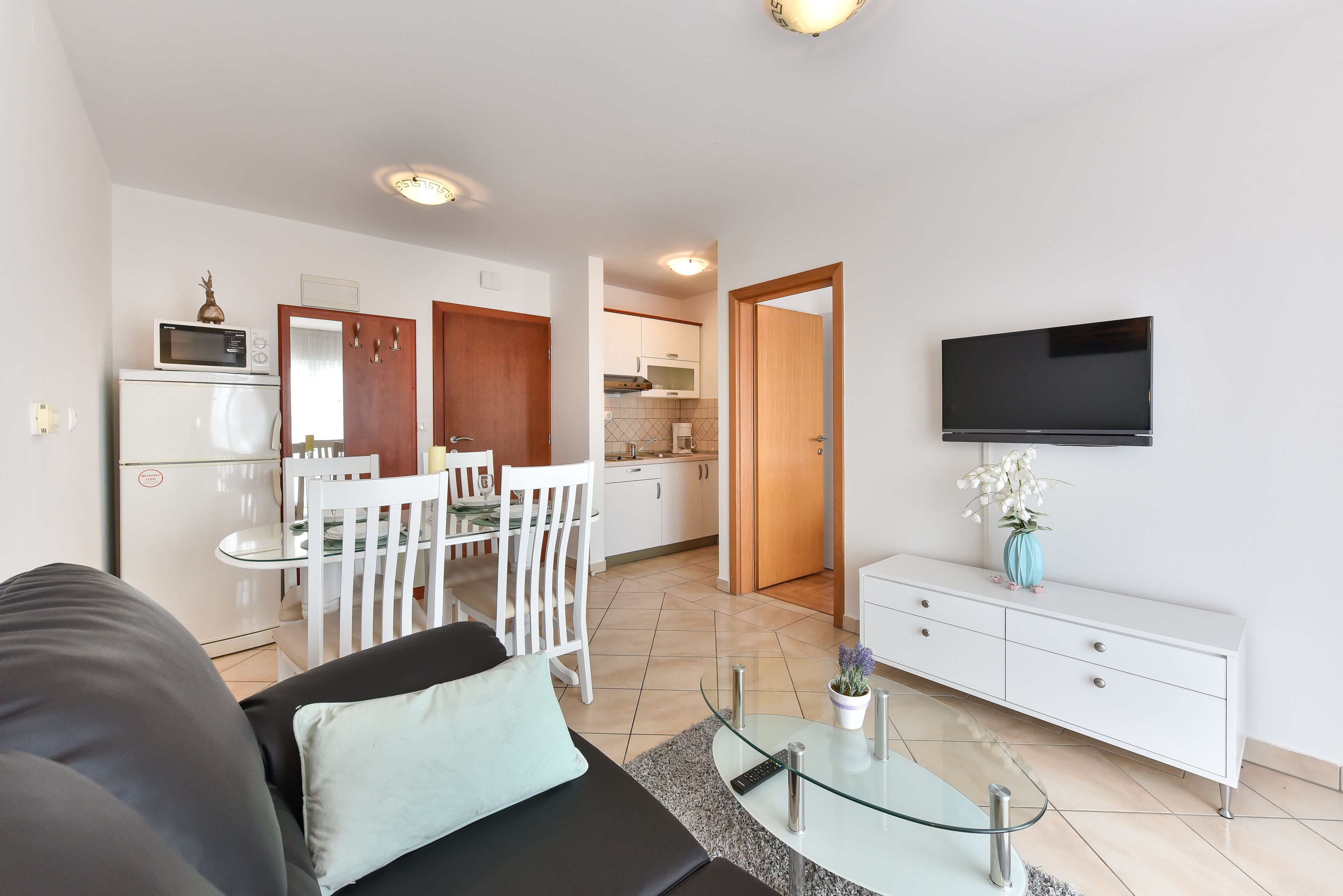 Apartamento superior, 1 quarto, sacada, vista para o mar | Cozinha privada | Geladeira grande, micro-ondas, cooktop, máquina de café expresso