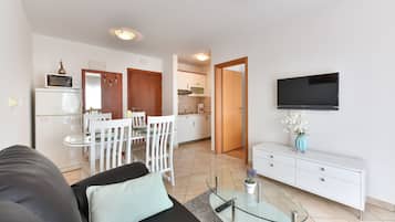 Apartamento superior, 1 quarto, sacada, vista para o mar | Cozinha privada | Geladeira grande, micro-ondas, cooktop, máquina de café expresso