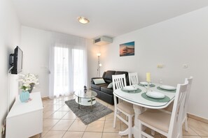 Departamento superior, 1 habitación, balcón, vista al mar | Área de sala de estar | Televisión de pantalla plana 