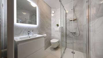 Apartment, 1 Bedroom, Balcony | Bagno | Doccia, asciugacapelli, asciugamani