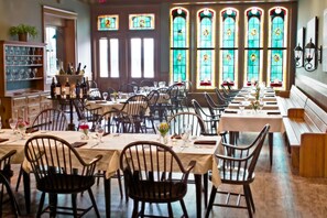 2 restauranter, der serverer aftensmad og brunch