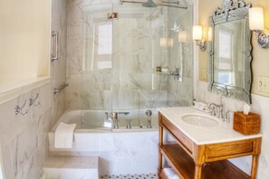 Premier kamer | Badkamer | Een bubbelbad, designer toiletartikelen, een haardroger, handdoeken