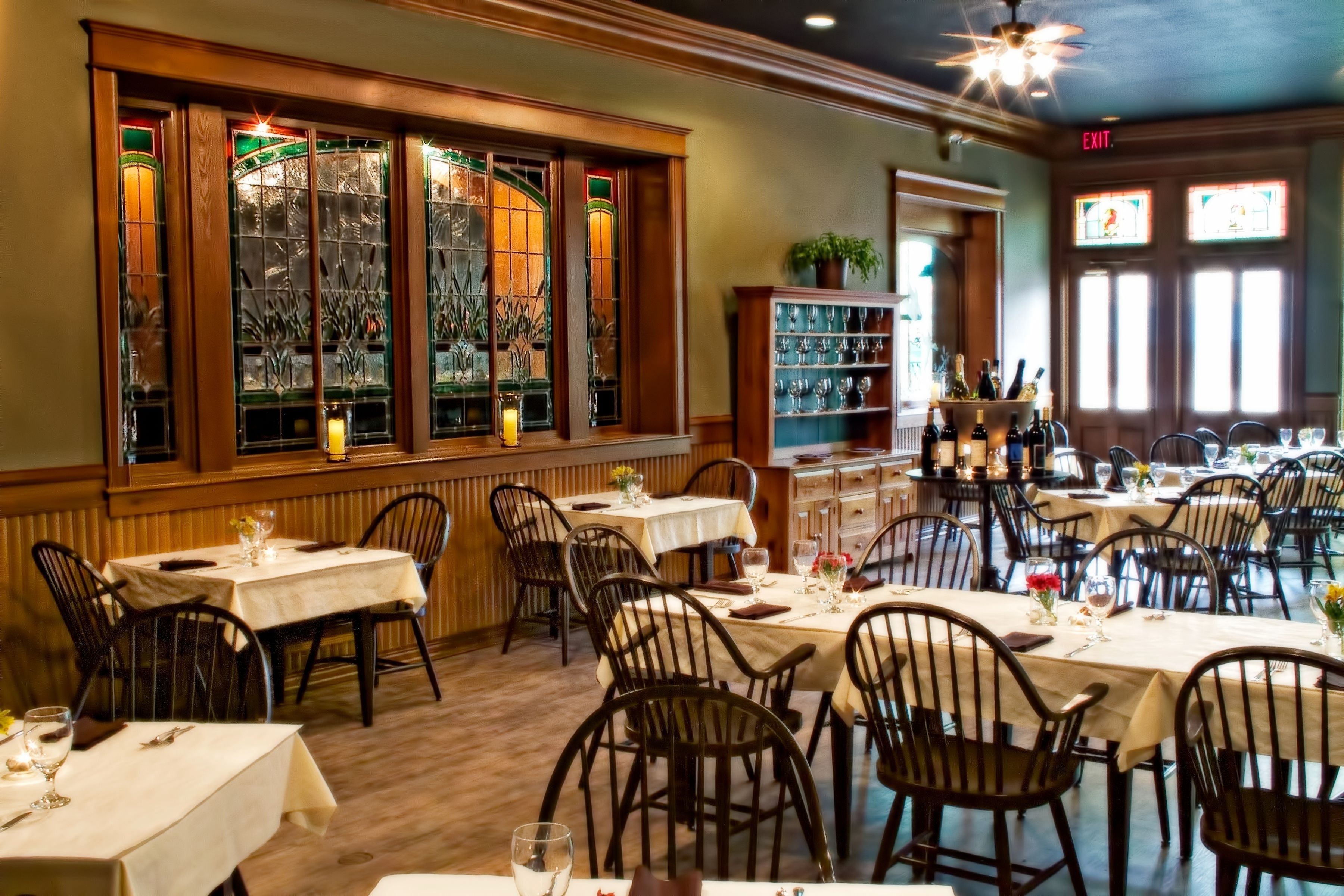 2 restaurants, dinner, brunch served; local cuisine 