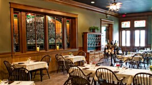 2 restaurants; dinner and brunch served