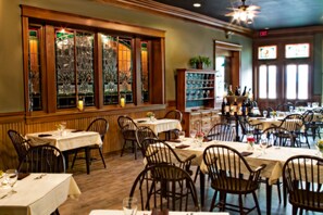 2 restaurants, dinner, brunch served; local cuisine - The Audubon Inn (Mayville)