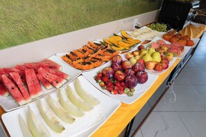 Een buffet met verschillende soorten fruit en groenten.