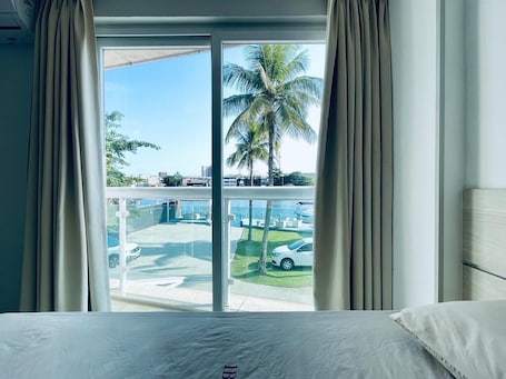 Minibar y caja de seguridad en la habitación