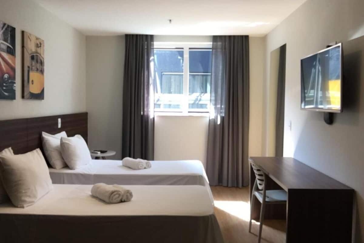 Zweibettzimmer | Minibar, Zimmersafe, Bügeleisen/Bügelbrett, kostenloses WLAN