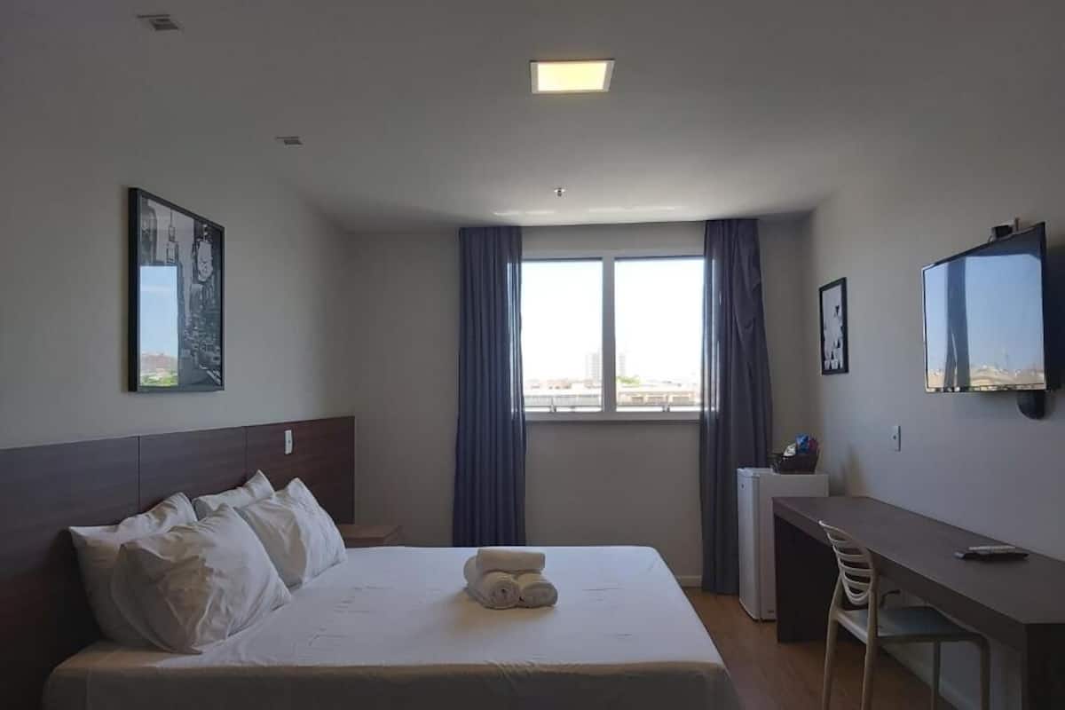 Habitación doble, vista a la laguna | Minibar y caja de seguridad en la habitación