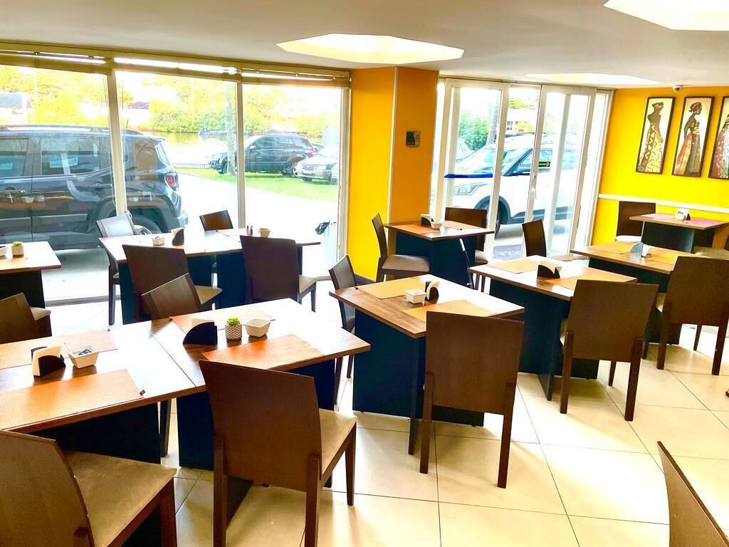Ein Restaurant mit Tischen und Stühlen, bereit zum Essen.
