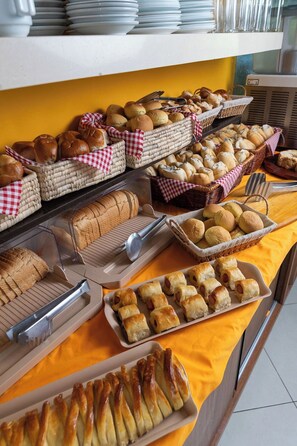 Free daily buffet breakfast  - Ibiza Barra Hotel (Rio de Janeiro)