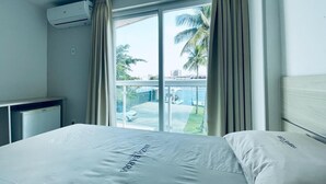 A hotel room with a bed, a window, and an air conditioning unit. - Ibiza Barra Hotel (Rio de Janeiro)